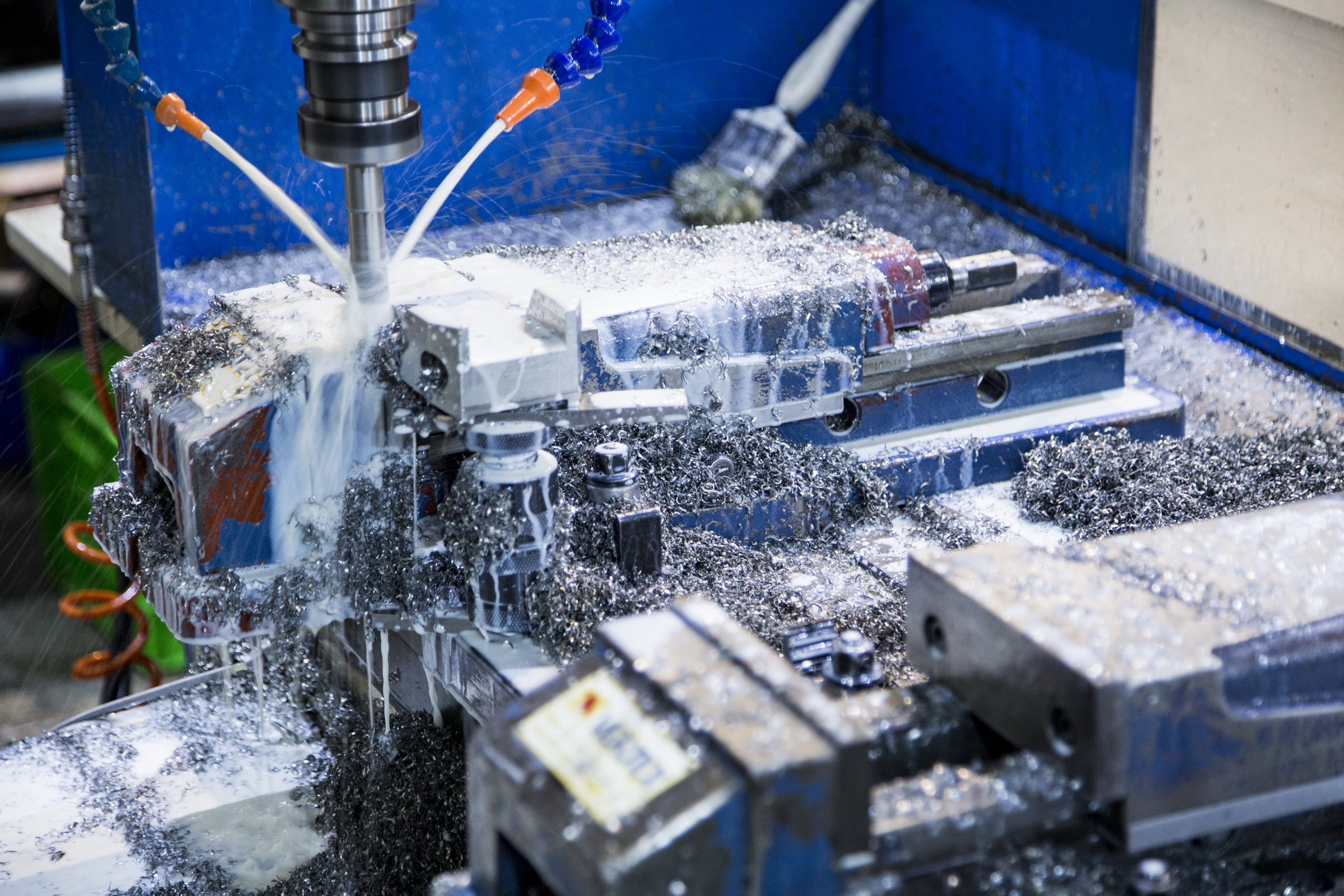 دستگاه فرز CNC در حال براده برداری